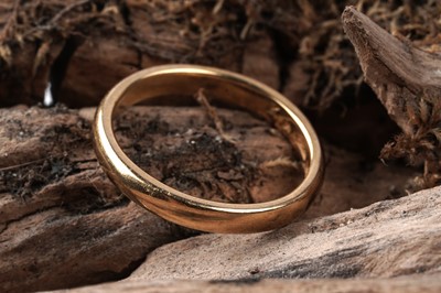Lot 77 - A 22ct gold wedding band
