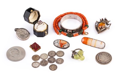 Lot 356 - Victorian and later costume jewellery, including a uranium glass brooch