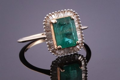 Lot 448 - A contemporary emerald and diamond ring