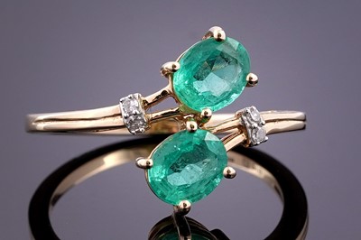 Lot 449 - A contemporary emerald and diamond ring
