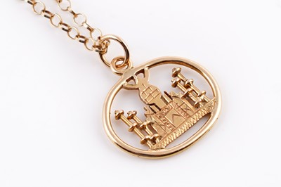 Lot 370 - An Islamic gold pendant necklace depicting a mosque