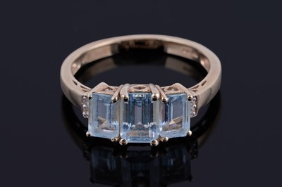 Lot 454 - An aquamarine three-stone ring