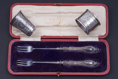 Lot 252 - A cased pair of Edwardian silver-handled pickle forks
