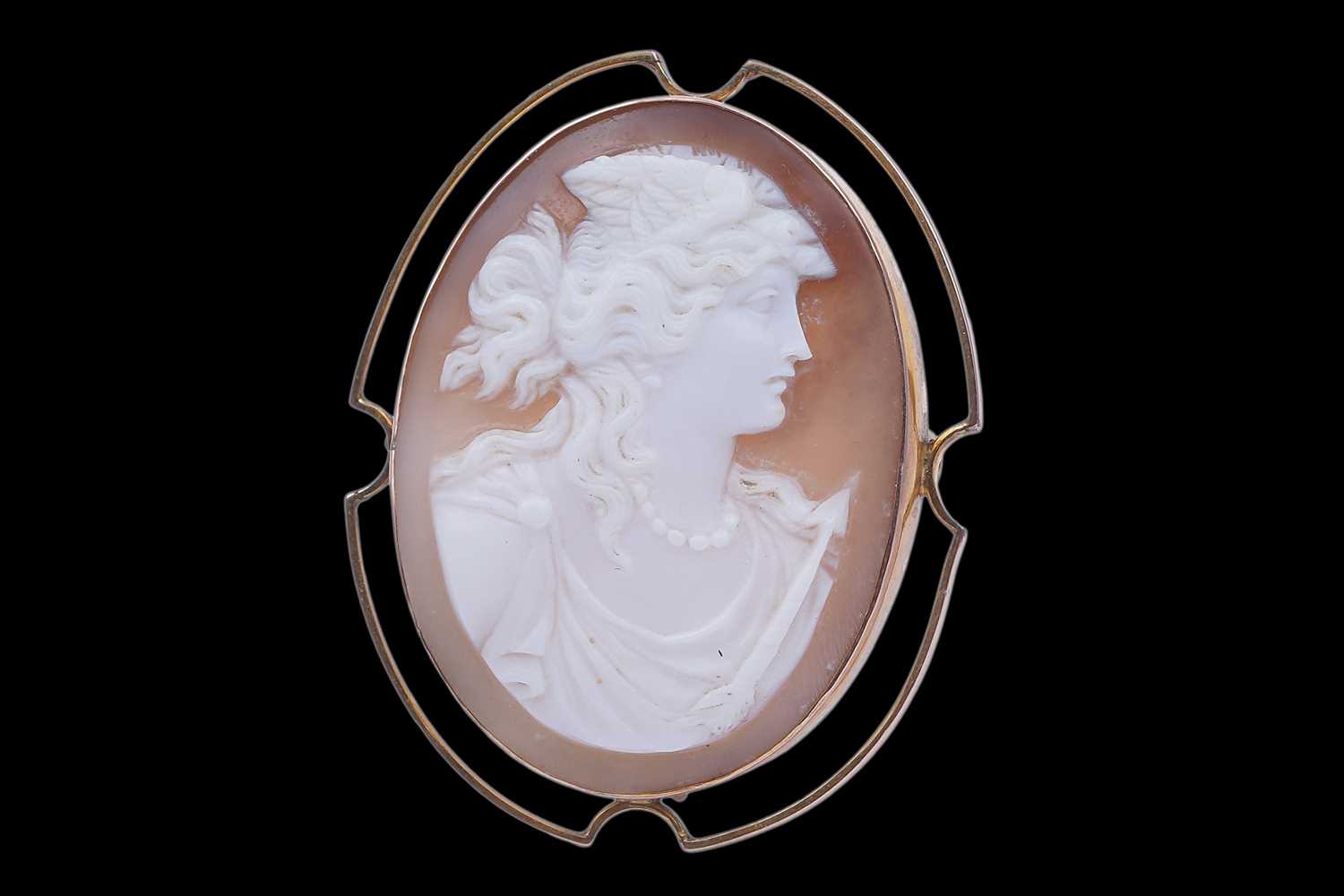 Lot 81 - An early 20th Century carved shell cameo brooch depicting the Greek goddess Tethys