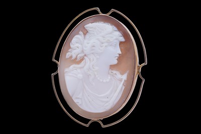 Lot 81 - An early 20th Century carved shell cameo brooch depicting the Greek goddess Tethys
