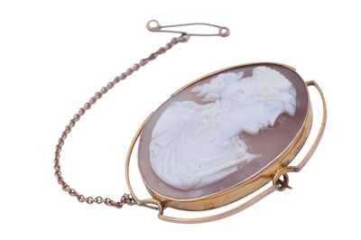 Lot 81 - An early 20th Century carved shell cameo brooch depicting the Greek goddess Tethys