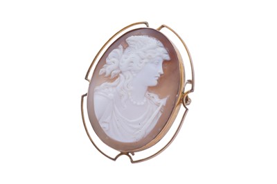 Lot 81 - An early 20th Century carved shell cameo brooch depicting the Greek goddess Tethys