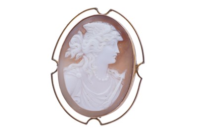 Lot 81 - An early 20th Century carved shell cameo brooch depicting the Greek goddess Tethys