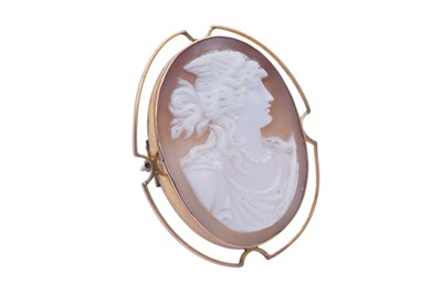 Lot 81 - An early 20th Century carved shell cameo brooch depicting the Greek goddess Tethys