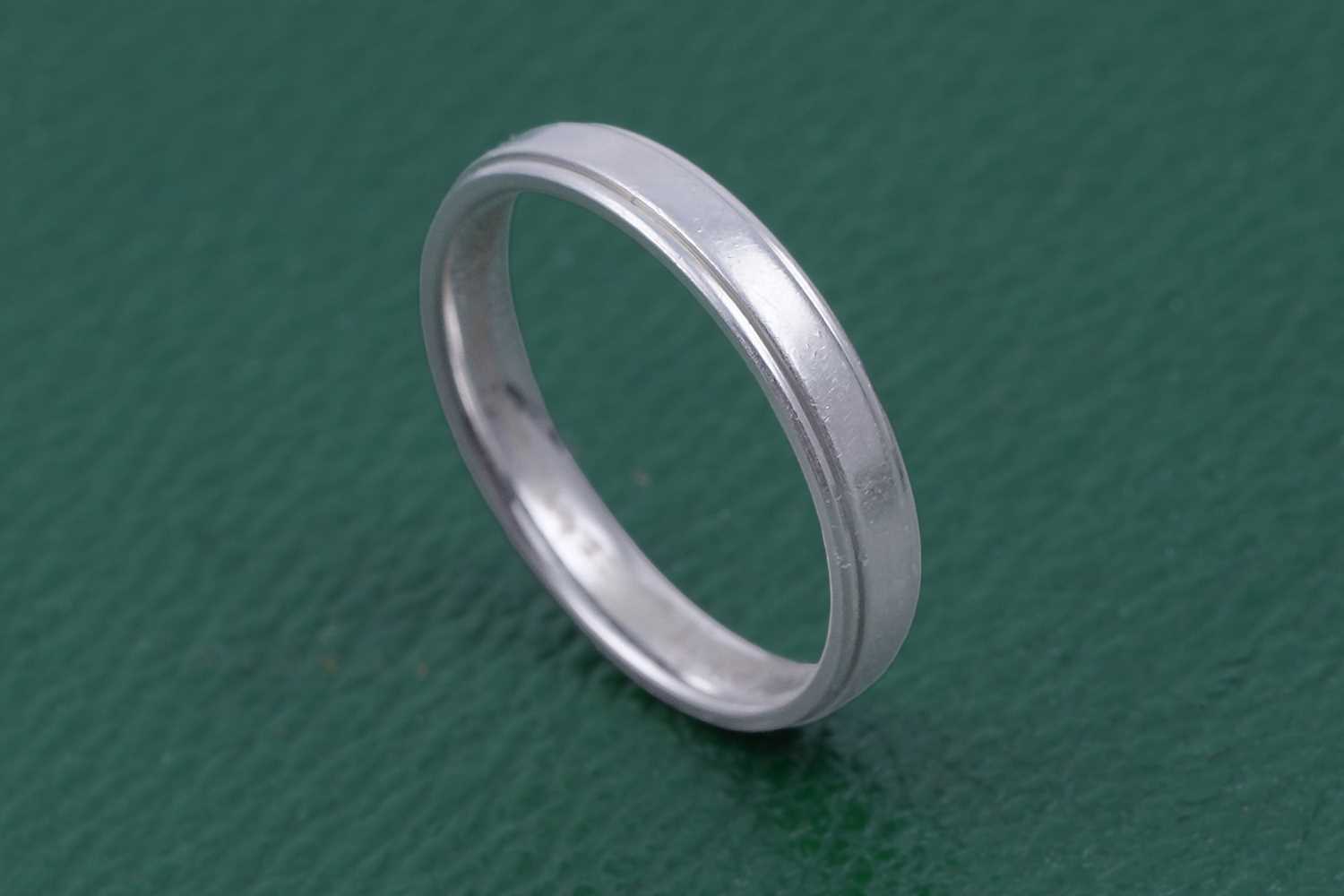 Lot 83 - A platinum wedding band