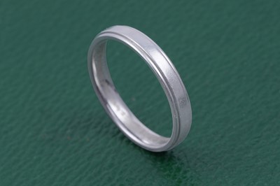 Lot 83 - A platinum wedding band