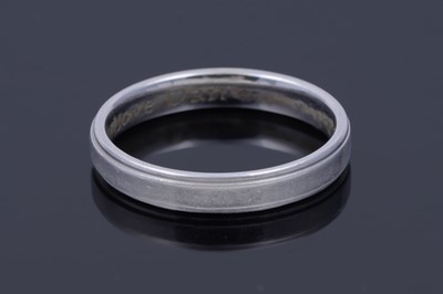 Lot 83 - A platinum wedding band