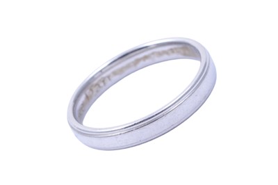 Lot 83 - A platinum wedding band