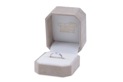 Lot 83 - A platinum wedding band