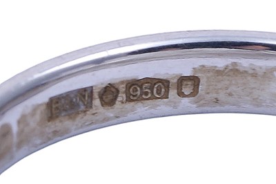 Lot 83 - A platinum wedding band