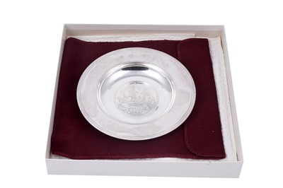 Lot 159 - An Elizabeth II silver Armada dish depicting the Mayflower at sea