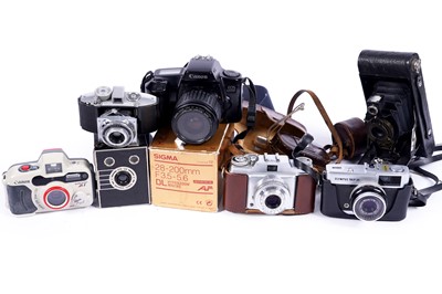 Lot 538 - A collection of cameras and camera equipment