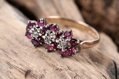 Lot 113 - A 20th Century ruby and diamond flower pattern ring