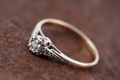 Lot 123 - An early 20th Century Art Deco single-stone diamond ring