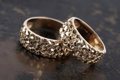 Lot 129 - Two 9ct gold rings
