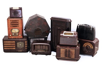 Lot 512 - A collection of Bakelite radios