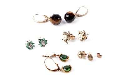 Lot 136 - A selection of stud and pendant earrings