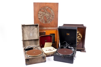 Lot 515 - A collection of gramophones, and speakers