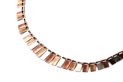 Lot 137 - A 20th Century tri-coloured 9ct gold fringe necklace