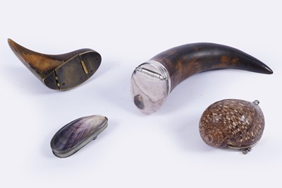Lot 593 - A collection of horn and shell snuff boxes