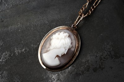 Lot 146 - A 20th Century cameo pendant necklace