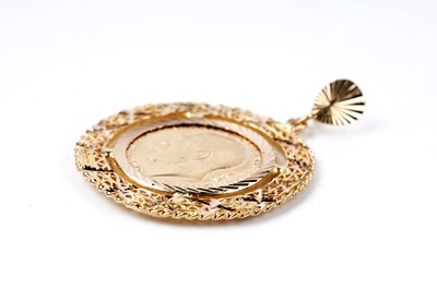 Lot 160 - A George V 1911 gold sovereign pendant
