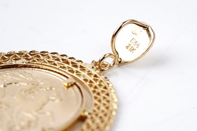 Lot 160 - A George V 1911 gold sovereign pendant