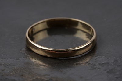 Lot 9 - An 18ct gold wedding band