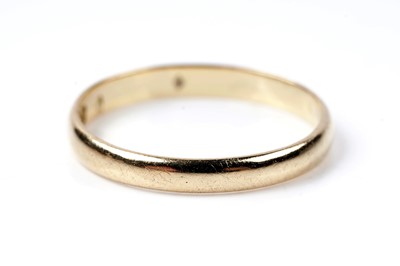 Lot 9 - An 18ct gold wedding band