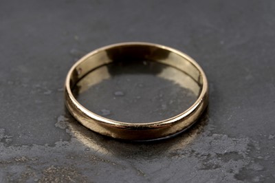 Lot 9 - An 18ct gold wedding band