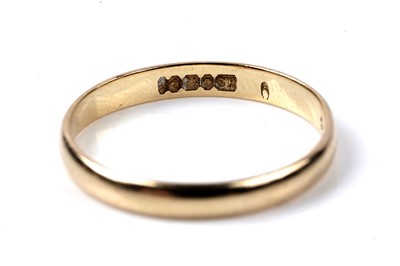 Lot 9 - An 18ct gold wedding band
