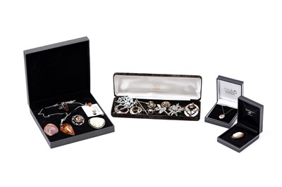 Lot 149 - Modern jewellery, including a cameo brooch set in 9ct gold
