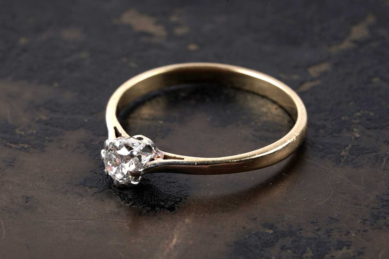 Lot 5 - A single-stone diamond ring