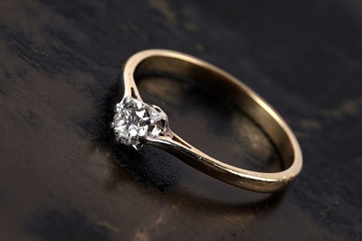 Lot 5 - A single-stone diamond ring
