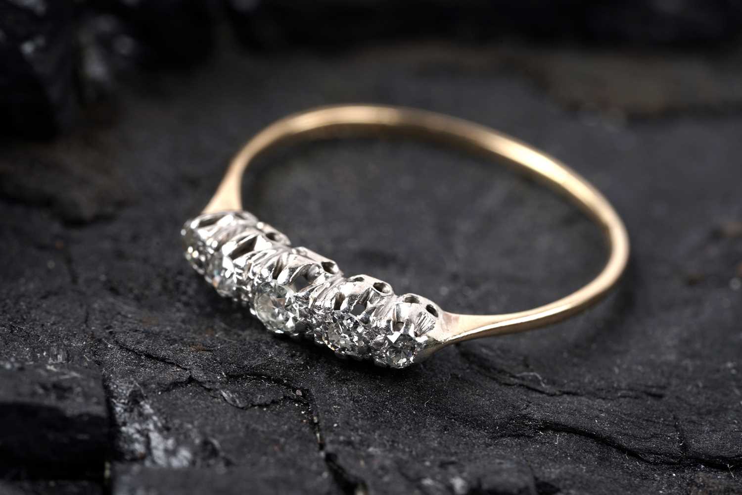Lot 6 - An early 20th Century five-stone diamond ring