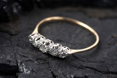 Lot 6 - An early 20th Century five-stone diamond ring