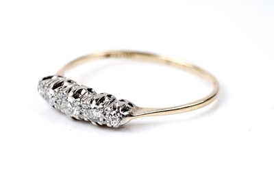 Lot 6 - An early 20th Century five-stone diamond ring