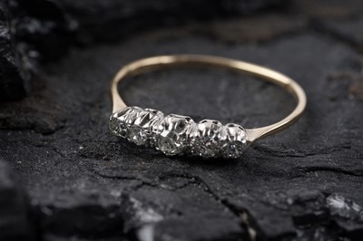 Lot 6 - An early 20th Century five-stone diamond ring