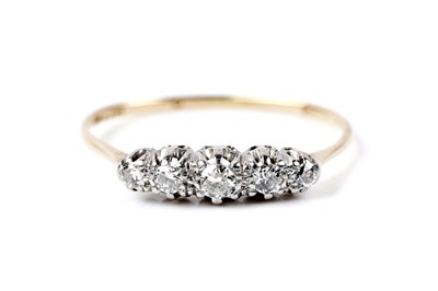 Lot 6 - An early 20th Century five-stone diamond ring