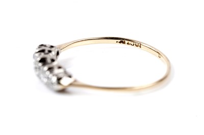 Lot 6 - An early 20th Century five-stone diamond ring