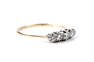 Lot 6 - An early 20th Century five-stone diamond ring