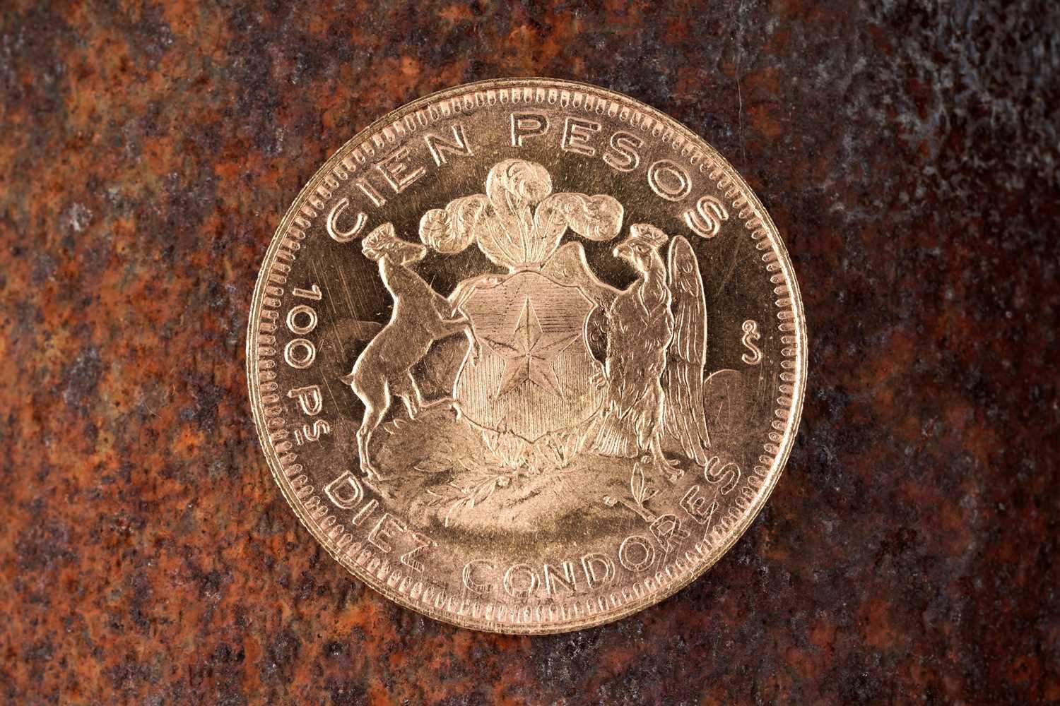 Lot 165 - Chile, 100 Pesos gold coin 1959