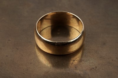 Lot 80 - A French gold wedding band