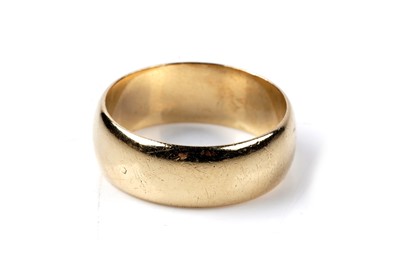 Lot 80 - A French gold wedding band