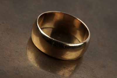 Lot 80 - A French gold wedding band